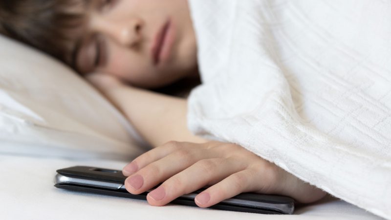 5 Gründe, warum Kinder nicht in der Nähe von Handys schlafen sollten